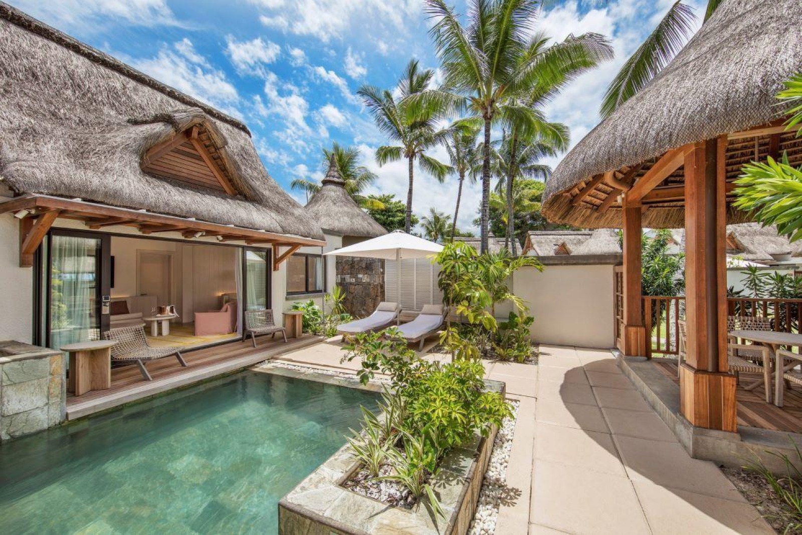 Dans une résidence de l'ïle Maurice, 2 maisons partagent une piscine.  